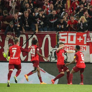 Die Spieler des 1. FC Kaiserslautern freuen sich über einen Treffer gegen Magdeburg. 