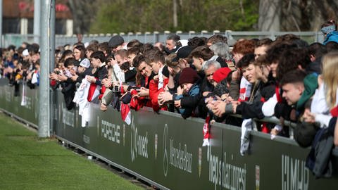 Große Fan-Euphorie beim öffentlichen Training des VfB Stuttgart.