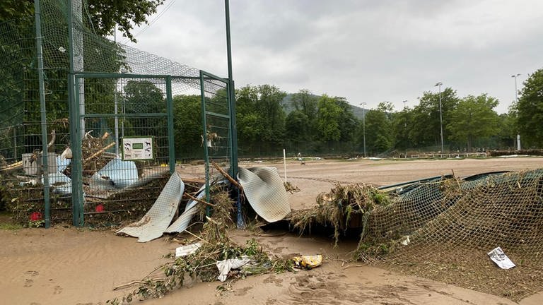 Das überschwemmte Apollinarisstadion in Ahrweiler direkt nach der Flut