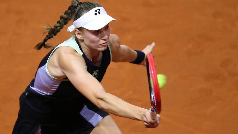 Tennisspielerin Elena Rybakina im Halbfinale gegen Iga Swiatek in Stuttgart (Foto: IMAGO, IMAGO / Pressefoto Baumann)