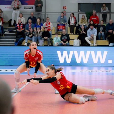 Die Neuwieder Diagonalspielerin Laura Broekstra macht sich lang, um den Ball zu erreichen. (Foto: IMAGO, IMAGO / Norina Toenges)