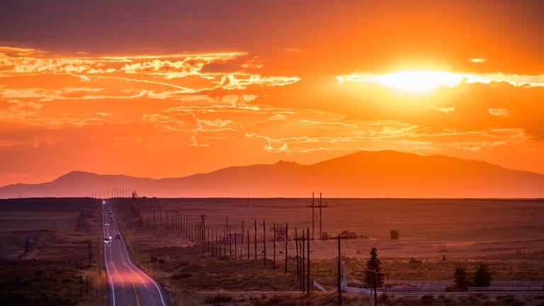 Highway mit Sonnenuntergang (Foto: picture-alliance / Reportdienste, Bildagentur-online/Blend Images/Steve Smith; )