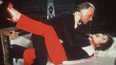 Richard Burton würgt seine Ex-Frau Elizabeth Taylor in einer Szene des Bühnenstücks "Private Lifes" (Foto: picture-alliance / Reportdienste, Picture Alliance)