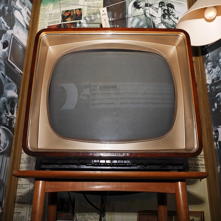 Schwarz-weiß Fernsehgerät aus den 50er Jahren