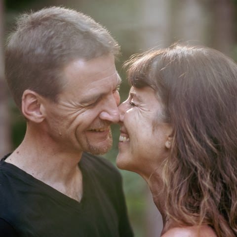 Nicole und Matthias haben sich nach dem Tod ihrer Ehepartner kennen gelernt. Sie leben ihre neue Liebe – in Trauer und in Freude. (Foto: Matthias Erbacher)