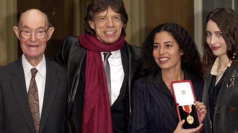 Mick Jagger erhält Ritterorden mit seinem Vater und seinen zwei Töchtern