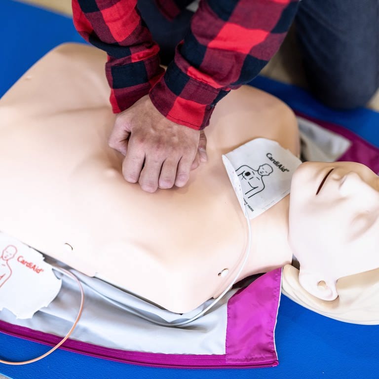 Ein Mensch übt eine Herzdruckmassage an einer Puppe. (Foto: picture-alliance / Reportdienste, dpa Bildfunk, Picture Alliance/Picture Alliance)