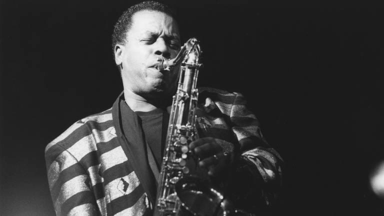2. März: Wayner Shorter galt als einer der einflussreichsten Musiker der Jazzgeschichte und spielte mit Größen wie Miles Davis und Herbie Hancock sowie in der berühmten Jazz-Fusion-Formation Weather Report ("Birdland"). Jetzt ist der US-amerikanische Saxofonist im Alter von 89 Jahren gestorben.