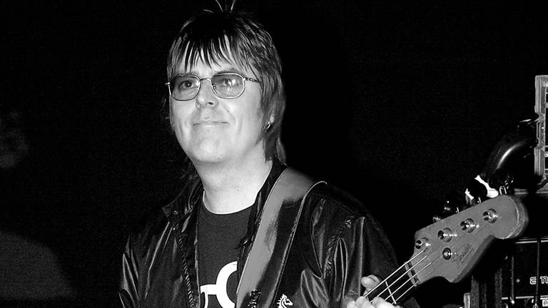 19. Mai: Nach langer Krankheit ist Andy Rourke, ehemaliger Bassist der legendären britischen Band "The Smiths", an Bauchspeicheldrüsenkrebs gestorben. Das Foto zeigt den Musiker auf der Bühne während des Benefizkonzerts "Manchester Versus Cancer“ im Jahr 2006.