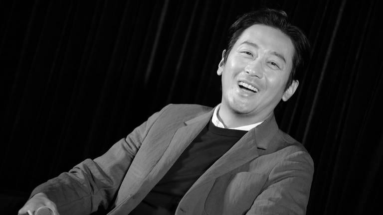 26. Dezember: 2019 gewann der südkoreanische Schauspieler Lee Sun Kyun mit "Parasite" einen Oscar und wurde dadurch weltbekannt. Nun ist er tot aufgefunden worden. Lee sei leblos in seinem Auto in einem Park in Seoul entdeckt worden, teilte die Notdienststelle mit. Der Schauspieler wurde 48 Jahre alt.