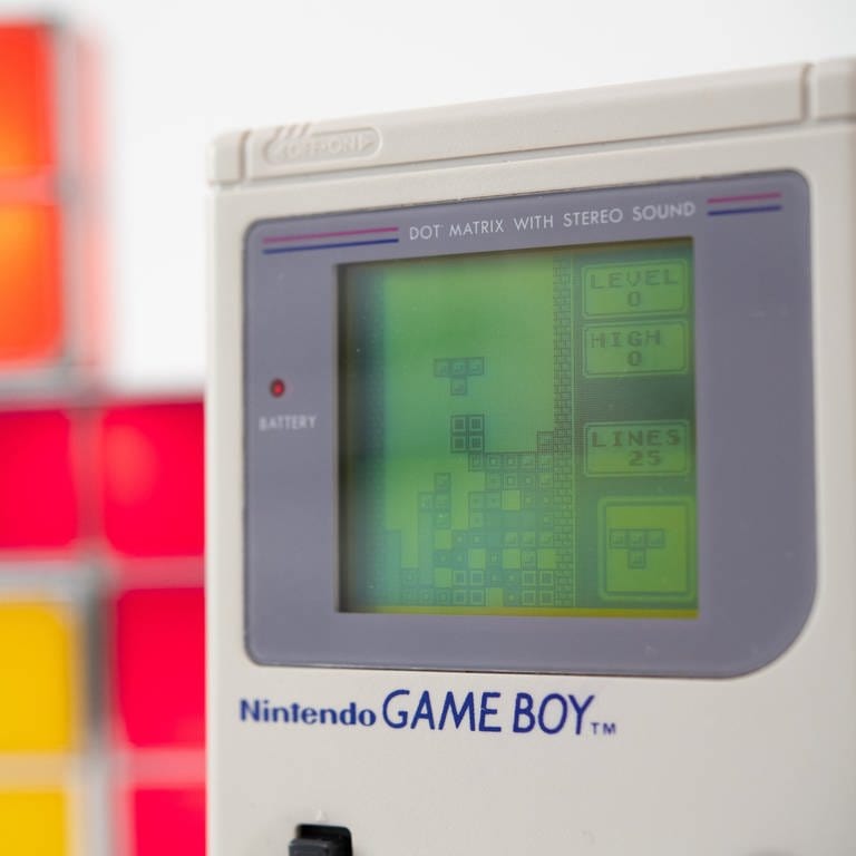 Game Boy von Nintendo mit Tetris | Retro-Spielekonsolen (Foto: picture-alliance / Reportdienste, picture alliance / dpa Themendienst | Andrea Warnecke)