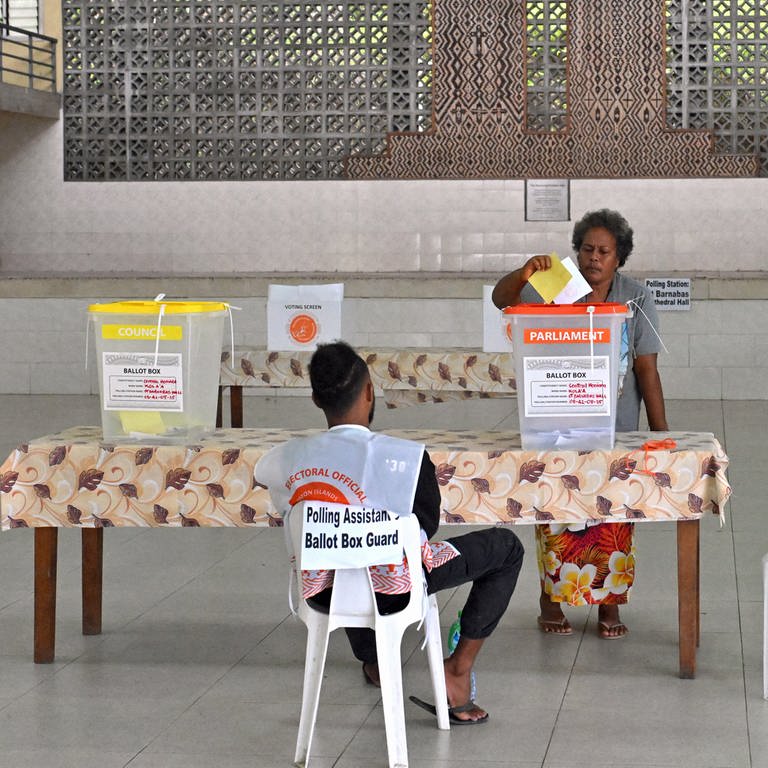 17. April: Auf den Salomonen, einem kleinen Inselstaat im Pazifik sind die 350.000 Bürger aufgerufen, ihre Stimmen bei der Parlamentswahl abzugeben. (Foto: picture-alliance / Reportdienste, picture alliance/dpa/AAP | Mick Tsikas)