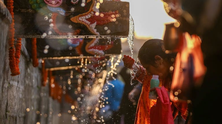 24. April: Während einer jährlichen Massenbadezeremonie waschen sich Nepalesische Hindu-Anhänger mit dem Wasser aus den 22 Wasserhähnen im Balaju Park. (Foto: picture-alliance / Reportdienste, picture alliance/NurPhoto|Subaas Shrestha)