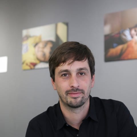 Der Fotograf und Pulitzer-Preisträger Daniel Etter sitzt am 28.09.2017 in seiner Ausstellung «Die Stille nach der Katastrophe» in der Galerie «Leica Fotografie International» (LFI) in Hamburg.
