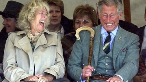Prinz Charles und seine Frau Camilla lachen (Foto: dpa Bildfunk, picture-alliance / dpa -)