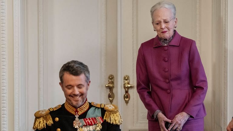 Königin Margrethe II. dankt ab. Frederik X. von Dänemark unterzeichnet seine Krönung.