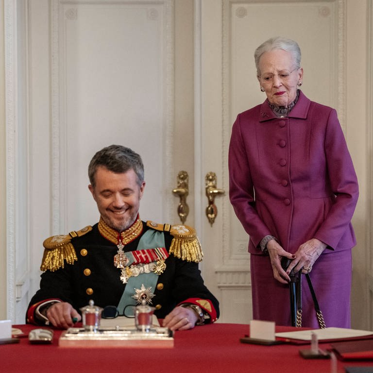 Königin Margrethe II. dankt ab. Frederik X. von Dänemark unterzeichnet seine Krönung.