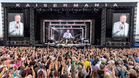 Schlagerstar Roland Kaiser auf einer riesigen Bühne - auf den Vidiwalls steht "Kaisermania"