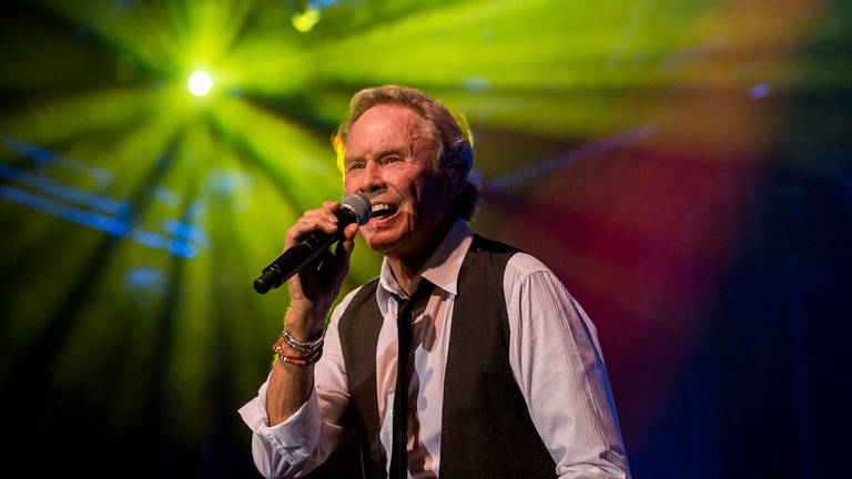 Bekannt für Hits wie "Sugar Baby": Rockstar Peter Kraus singt auf der Bühne (Foto: SWR, Torsten Silz)