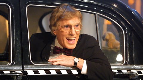 Sänger und Komponist Henry Valentino (Hans Blum) in der MDR-Show "Schlager des Jahres". Er schaut aus einem schwarzen Auto heraus. (Foto: IMAGO, Scherf)