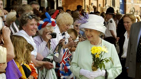 Queen Elizabeth vor vielen Menschen bei der Eröffnung der Marina in Ipswich