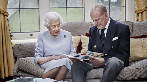 Queen Elizabeth II. und Prinz Philip betrachten die selbstgemachten Hochzeitstagskarten ihrer Urenkel 