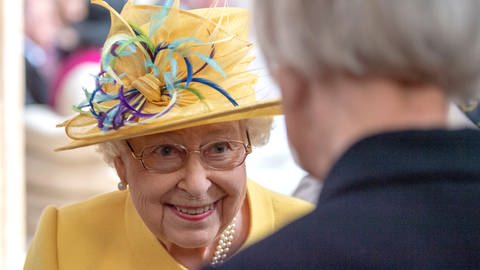 Königin Elizabeth II. mit gelbem Hut und Kostüm