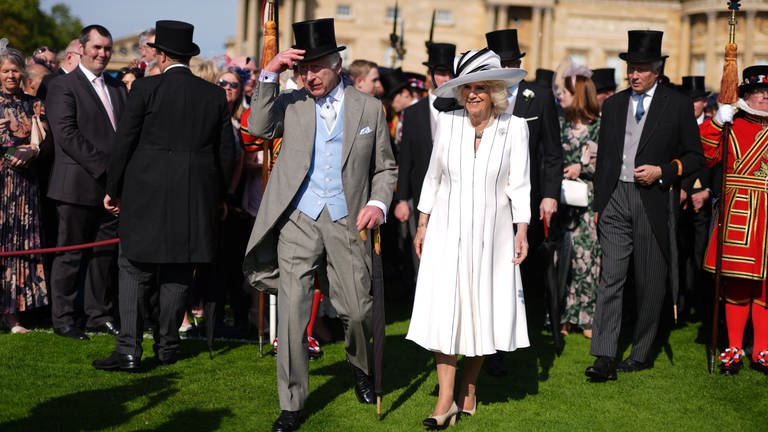 König Charles III. und Königin Camilla im Garten des Buckingham Palastes während einer ihrer großen Gartenpartys.