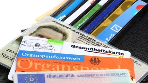 Geldbeutel mit Ausweisen, Bankkarten und Führerschein (Foto: picture-alliance / Reportdienste, imageBROKER | Jochen Tack)