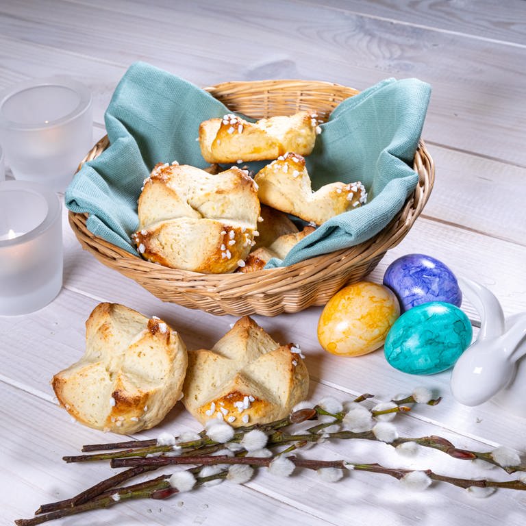 Die Osterpinze ist ein klassisches Gebäck aus Hefeteig, das in Österreich, Slowenien und Kroatien zu Ostern Tradition hat, auch als Nest für Eier. Unser Rezept setzt auf Trockenhefe und Zitrusfrüchte – und gelingt einfach.  (Foto: SWR, Corinna Holzer)