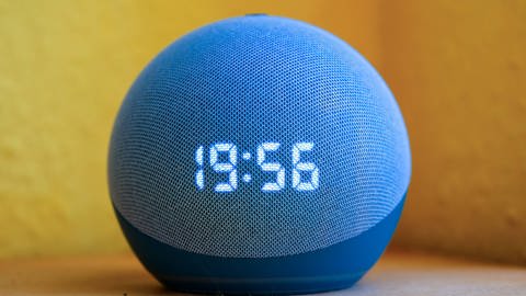 Der Smart Speaker Amazon Echo Dot zeigt die Uhrzeit an (Foto: picture-alliance / Reportdienste, Picture Alliance)