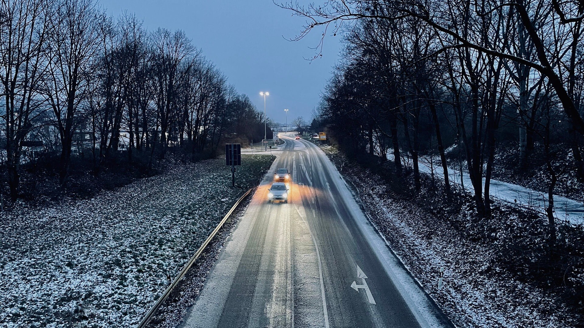 Viele Unfälle in BW auf glatten Straßen Schnee am Donnerstag SWR