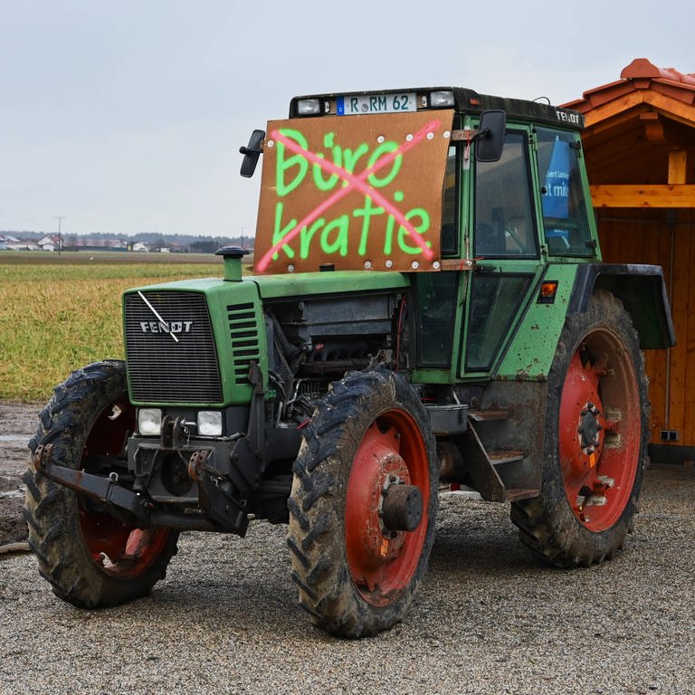 Traktor mit Protestplakat. Bauern klagen über zu viel Bürokratie in der Landwirtschaft. (Foto: IMAGO, Manfred Segerer)