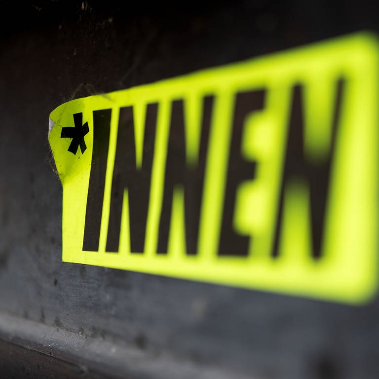 Ein Aufkleber mit der Aufschrift "*INNEN" ist in der Stuttgarter Innenstadt zu sehen. (Foto: dpa Bildfunk, picture alliance/dpa | Marijan Murat)