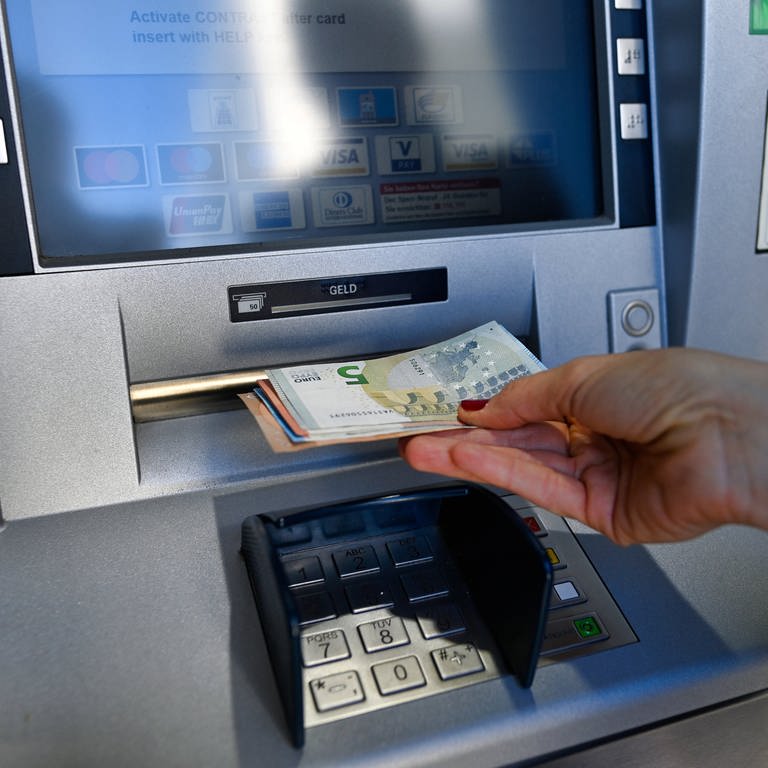 Frau zieht 100 EURO Bargeld am Geldautomat einer Sparkasse in Waiblingen (Rems-Murr-Kreis)