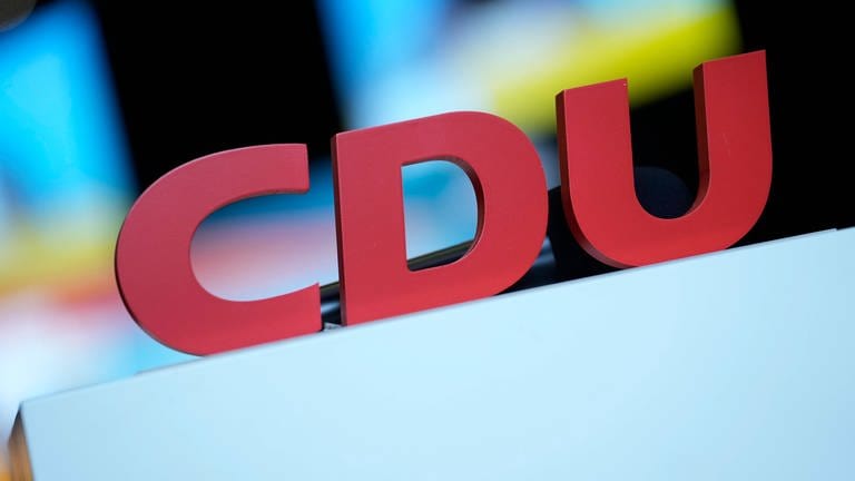 Symbolbild der CDU mit Buchstaben, Logo und Themenbild der Partei. (Foto: IMAGO, IMAGO / Political-Moments)