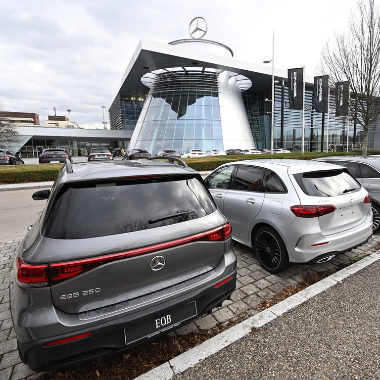 Mercedes-Autos vor einem Autohaus