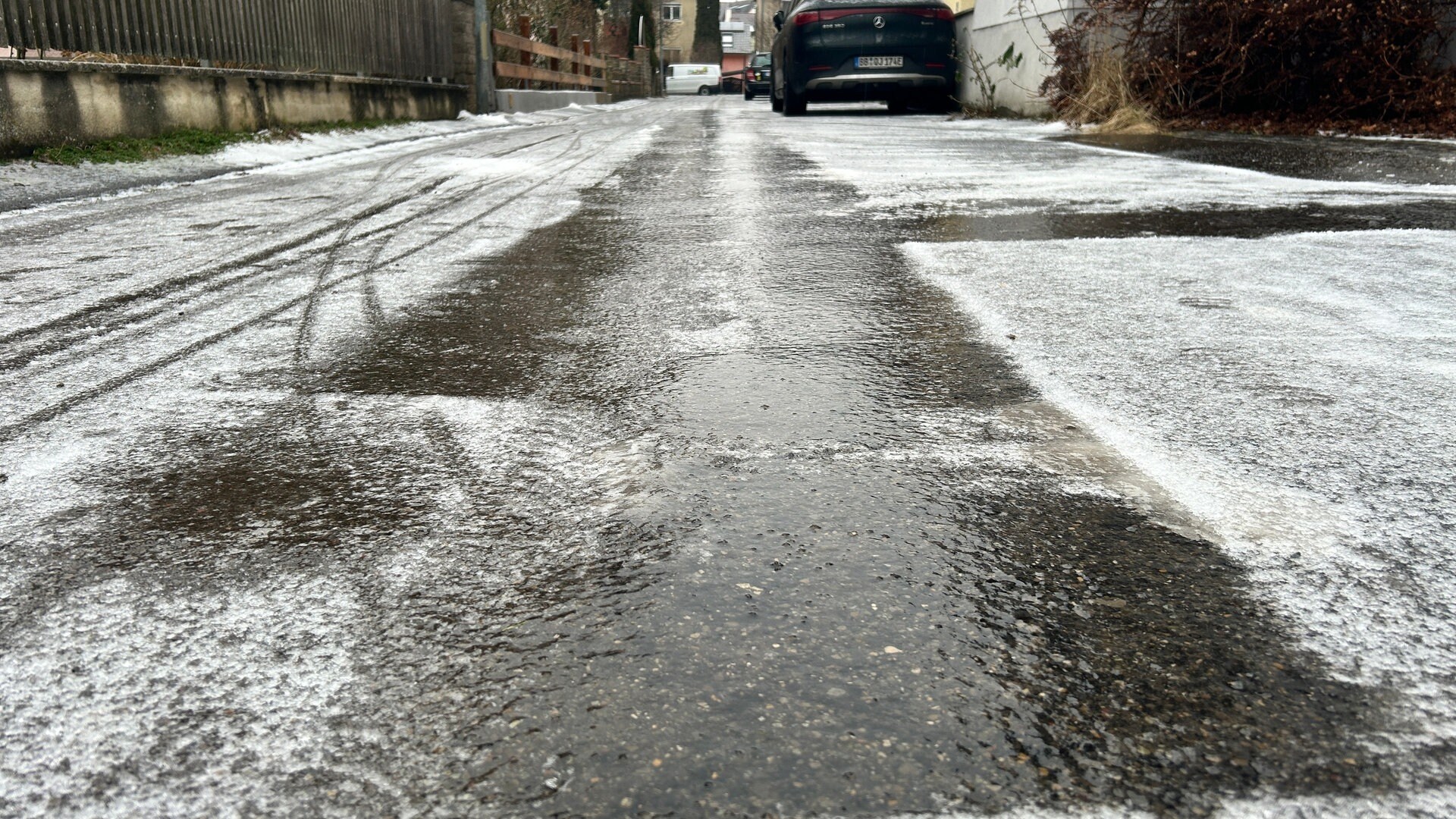 Viele Unfälle in BW auf glatten Straßen Schnee am Donnerstag SWR