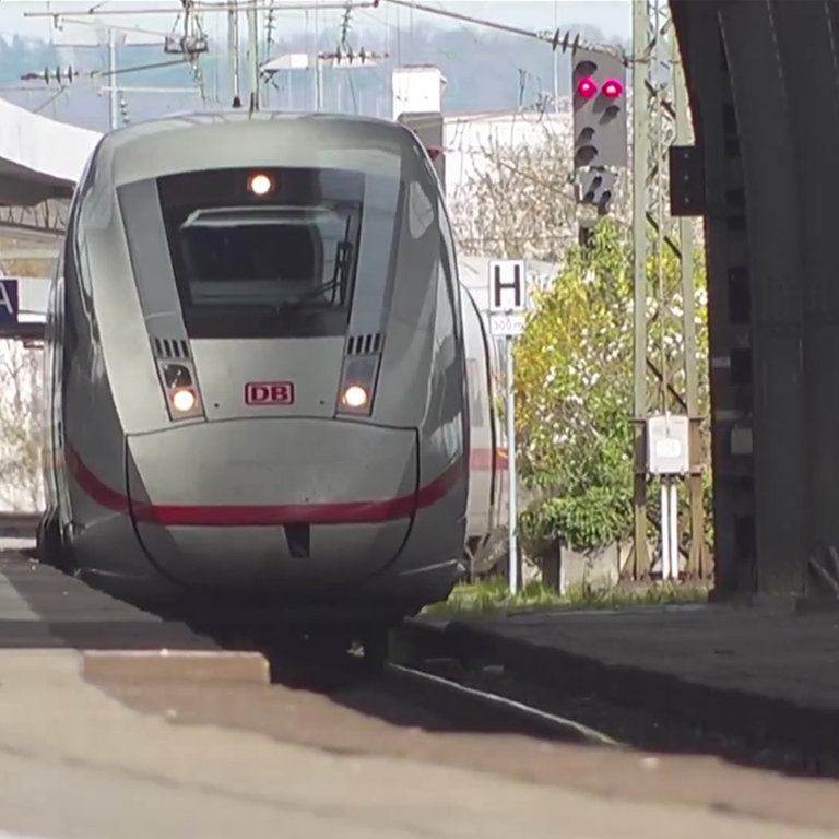 Tarifstreit Bei Der Bahn Beendet Lokf Hrer Zufrieden Mit Einigung