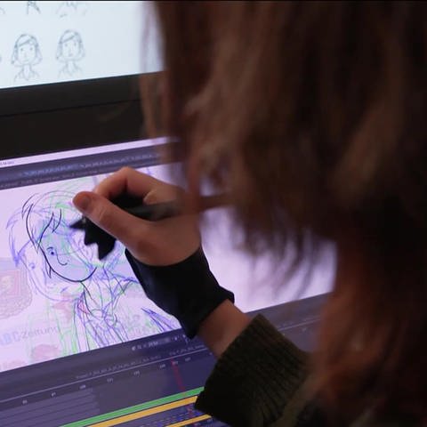 Frau animiert eine Zeichenfigur