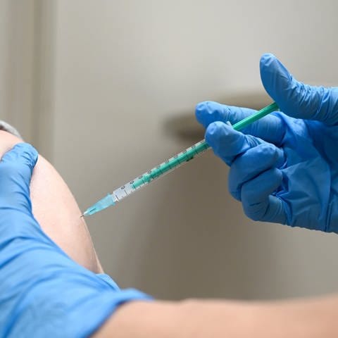Eine Spritze mit Corona-Impfstoff wird in einem Oberarm gespritzt (Foto: dpa Bildfunk, picture alliance/dpa | Bernd Weissbrod)