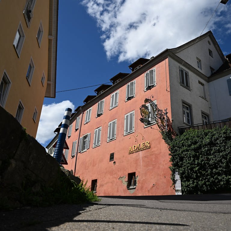 Das ehemalige Hotel Adler in Sipplingen (Bodenseekreis) steht nur wenige hundert Meter vom Rathaus entfernt. (Foto: dpa Bildfunk, picture alliance/dpa | Felix Kästle)