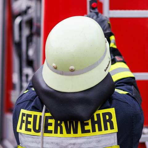 Ein Feuerwehrmann mit Helm von hinten. (Foto: dpa Bildfunk, picture alliance/dpa/Philipp von Ditfurth (Symbolbild))