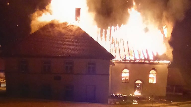 Großbrand in einer früheren Mühle in Meßkirch. Handybild bearbeitet.