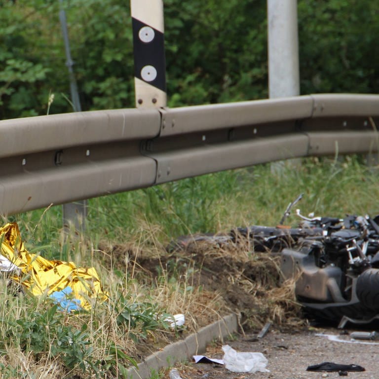 Ein Motorrad liegt nach tödlichem Unfall auf der Strasse (Foto: 7aktuell.de | Dawa)