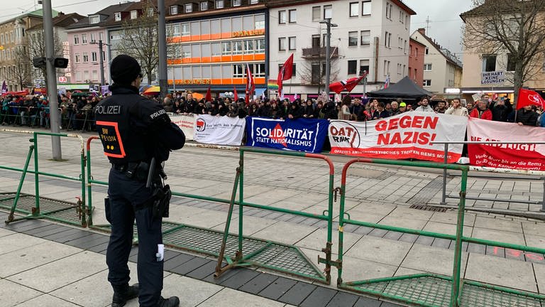 Die Polizei überwacht die Gegendemo schon lange vor Beginn der AfD-Veranstaltung in Heilbronn