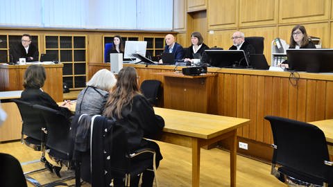 Beginning of the process in Heilbronn District Court: The 70 - year - old child caretaker allegedly killed a seven - year - old child, the prosecution. (Photo: SWR)