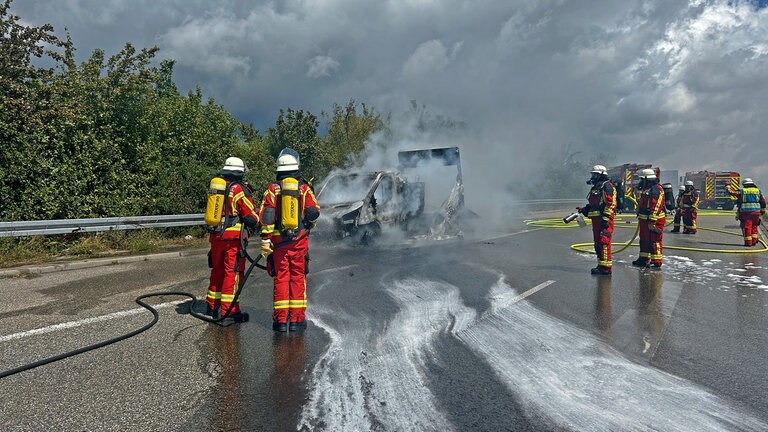 Kleinlaster Brennt Aus B Bei Bruchsal Stundenlang Gesperrt Swr