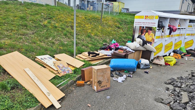 Wilder Müll liegt an verschiedenen Stellen im Calwer Stadtgebiet (Foto: Pressestelle, Stadt Calw)