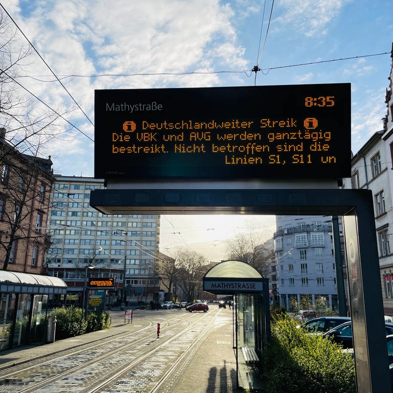 Hinweis auf Streik auf Anzeigetafel an Straßenbahnhaltestelle in Karlsruhe 